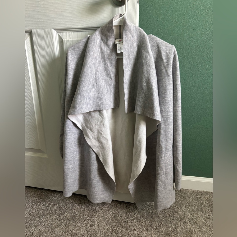 Grey Vineyard Vines wool cardigan
Small- 18 inch bust and 28 inch length